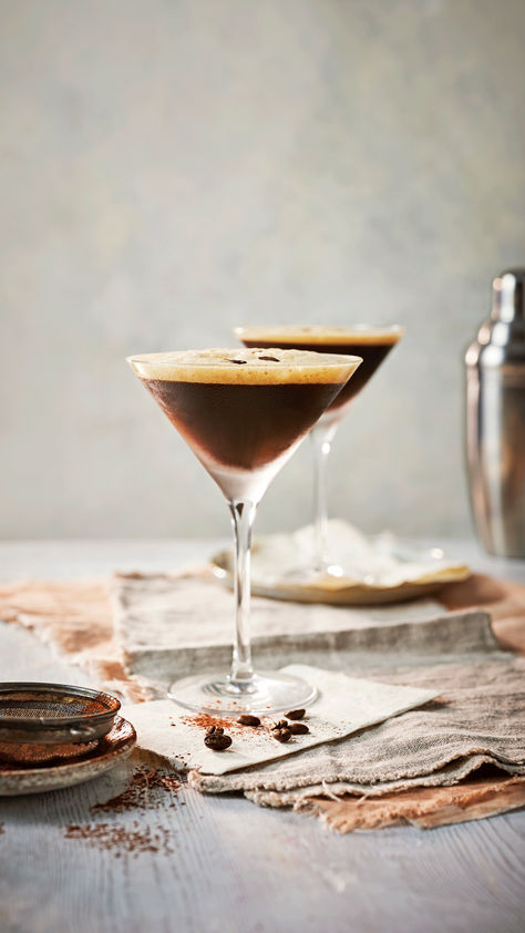 Two martini glasses with amaretto espresso martinis Classy Cocktails, Espresso Martini Recipe, Easy Lunch Boxes, Classic Martini, Martini Recipe, Martini Recipes, Coffee Cocktails, Sunday Roast, Martini Glasses