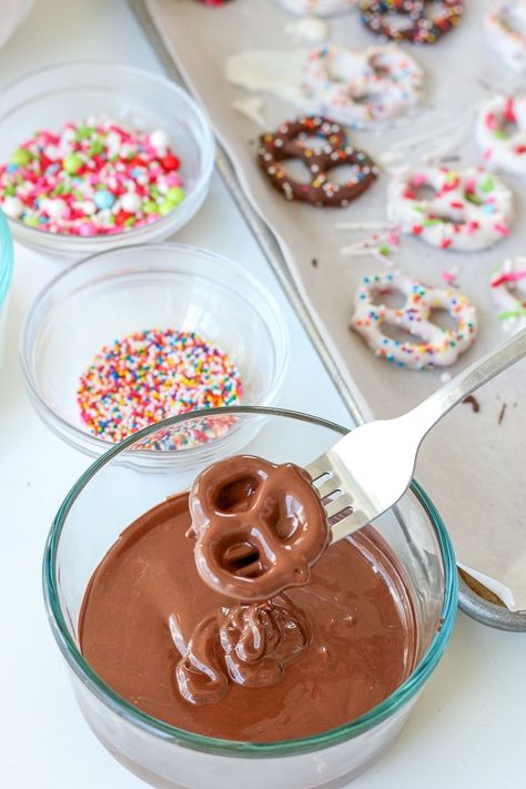 Learning how to make homemade chocolate covered pretzels is a fun process, These are a delicious treat that everyone will love! Use our chocolate covered pretzels recipe for fast, fun treats for holidays, teacher gifts, and birthday parties! #chocolatecoveredpretzels, #coveredpretzels #sprinklepretzels #chocolatepretzels #chocolatedippedpretzels #pretzels Chocolate Covered Pretzels Recipe, Chocolate Dipped Pretzels, Covered Pretzels, Pretzels Recipe, Chocolate Covered Treats, Chocolate Pretzels, Dairy Free Chocolate, Chocolate Covered Pretzels, Homemade Snacks