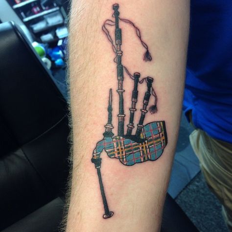 17 Likes, 1 Comments - Gemma Grant (@metallictink) on Instagram: “Very bloody on the tartan area and slightly warped. #tattoo #tattooedmen #tattooartist…” Scotland Tattoo Ideas For Men, Bagpipe Tattoo, Tartan Tattoo, Piper Tattoo, Scotland Tattoo, Scottish Tattoo, Drum Tattoo, Scottish Tattoos, Ireland Tattoo