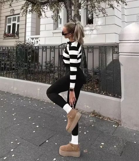 Country Fall Outfits, Amsterdam Outfit, Leggings Outfit Ideas, Uggs Outfits, Outfit With Uggs, Modele Fitness, Look Legging, Cute Thanksgiving Outfits, Black Leggings Outfit