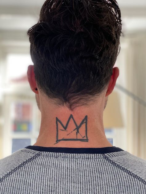 A slightly straightened (Photoshop) copy (from a photo) of the most widely spread Basquiat crown. Tattoo by @inkmeesters 👌🏻 Basquiat Crown Tattoo, Crown Neck Tattoo, Basquiat Tattoo, Perspective Tattoos, Crown Tattoo Men, Basquiat Crown, Tattoos 2023, Tattoos 2024, Tattoo Samples