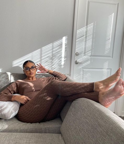 Cozy Couch Photoshoot, Girls Therapy, Ideal Woman, Cozy Streetwear, Cozy Couch, Chill Fits, Fashion Aesthetics, Stylish Clothes, Instagram Pose