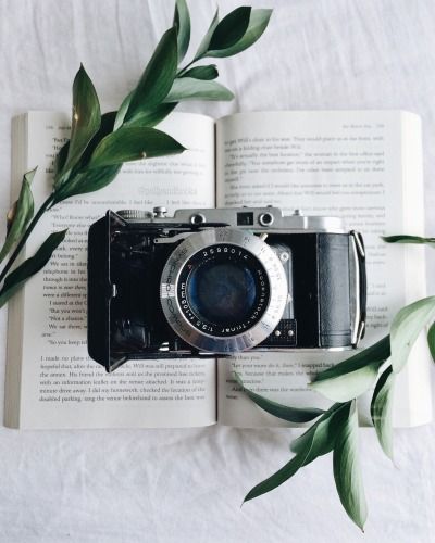 Vintage Camera Decor, Camera Decor, Book Cupcakes, Cute Camera, Photography Pics, Coffee Photography, Instagram Ideas Photography, Photo Wall Collage, Vintage Cameras