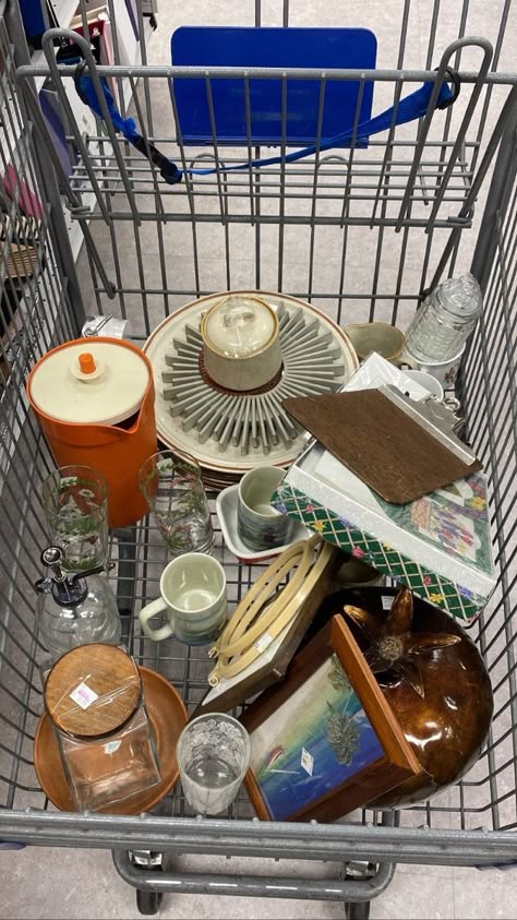 Thrifting Kitchenware, Thrifted Dinnerware, Thrifted Kitchenware, Thrifted Picnic, Vintage Thrift Aesthetic, Thrifted Dishes, Kitchenware Aesthetic, Aesthetic Kitchenware, Dishes Aesthetic