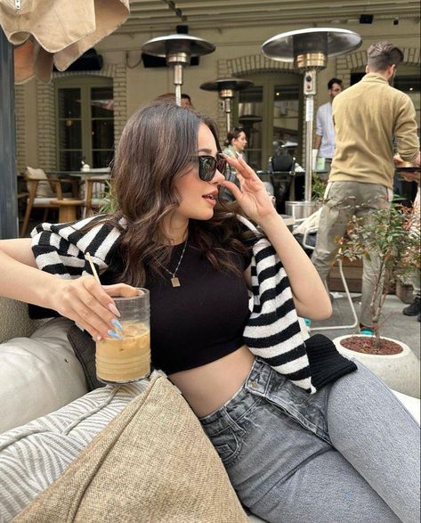 Pose With A Drink, Lucy Score, Pose Mode, Ootd Poses, Fitted Crop Top, Stylish Photo Pose, Everyday Fashion Outfits, Casual Day Outfits, Model Poses Photography