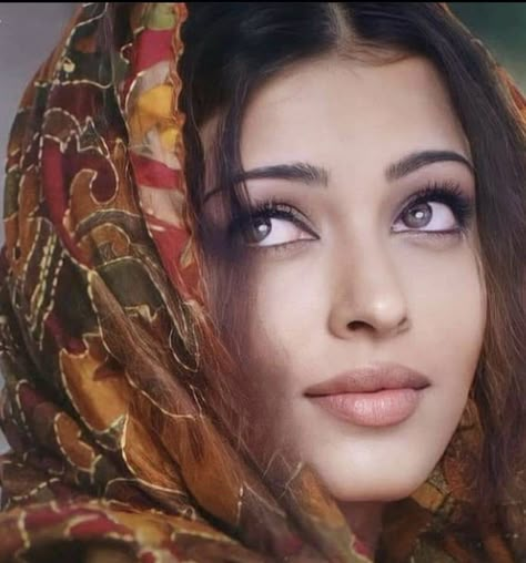 Sharp Nose Aesthetic, Sharp Nose, South Indian Fashion, 90s Bollywood Fashion, Aishwarya Rai Pictures, Bollywood Makeup, Vintage Bollywood Aesthetic, Bollywood Aesthetic, Samantha Pics