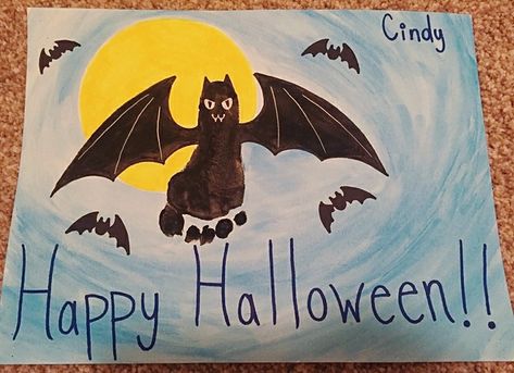 Halloween bat footprint craft Bat Footprint Art, Handprint And Footprint Crafts, Nicu Crafts, October Themes, Baby Halloween Pumpkin, Halloween Handprint, Infant Art, Print Crafts, Halloween Arts