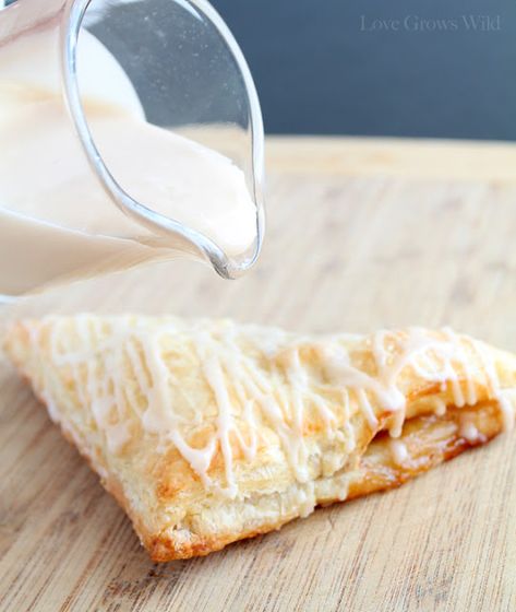 Apple Turnovers with Vanilla Glaze - the perfect breakfast pastry! #recipe Vanilla Glaze Recipe, Breakfast Pastry Recipes, Healthy Apple Desserts, Apple Turnover Recipe, Apple Turnover, Breakfast Pastry, Turnover Recipes, Apple Glaze, Apple Turnovers