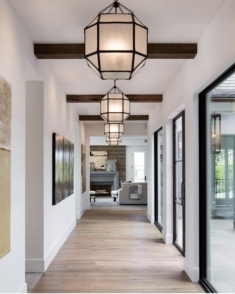 meredith on Instagram: “I’d love to have a big long hallway to light. Maybe the next house. 😉 Beautiful design by @dminteriors via @lindsay_hill_interiors 🖤🖤” Hallway Ceiling, Hallway Inspiration, Hall Lighting, Entryway Lighting, Modern Entryway, Long Hallway, Hill Interiors, Lobby Design, Hallway Lighting