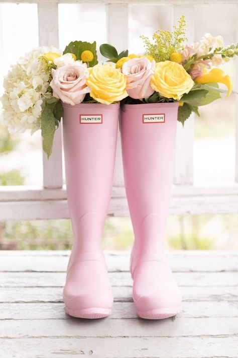 Is there anything prettier than pink and yellow spring flowers in matte pink Hunter Boots?! If you're thinking about buying a pair of Hunter Boots, blogger Stephanie Ziajka is sharing everything you need to know about Hunter Boots, including Hunter Boot sizing advice and tips on how to clean Hunter Boots (inside and outside!), in today's post on Diary of a Debutante. Click through to read! #hunterboots #rainboots #springflowers Pink Hunter Boots Outfit, Yellow Hunter Boots, Affordable Flower Arrangements, Pink Hunter Boots, Yellow Spring Flowers, Hunter Boots Outfit, Flower Boots, Red Hunter, Wellies Rain Boots