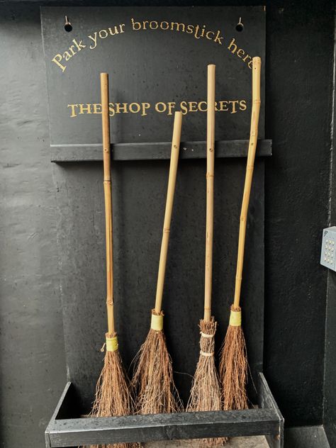 Harry Potter Garden Decor, Harry Potter Office Decor Halloween, Diy Harry Potter Broomstick, Harry Potter Diy Halloween Decorations, Harry Potter Broomsticks Diy, Harry Potter Event Decorations, Harry Potter Birthday Decoration Ideas, Harry Potter Halloween Decorations Office, Harry Potter Themed Decor