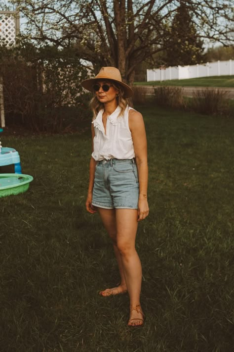 White Tops for Spring - 2 Outfit Ideas from Sezane #sezane #whitetopoutfit #springoutfitideas Womens Summer Outfits Casual, Classy Everyday Outfits Summer Casual, Nz Outfits, White Top Outfit Summer, Sezane Summer, Best Denim Shorts, Siren Style, Travelling Outfit, Denim Shorts Outfit Summer