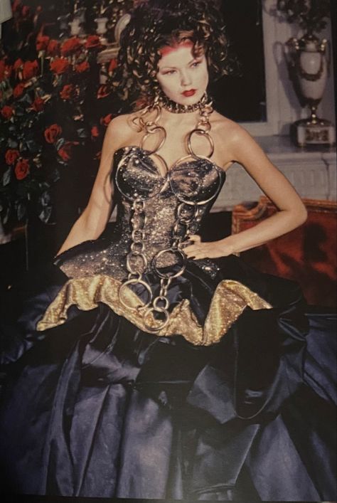 Ready To Wear Runway, Burlesque Fashion, Vivienne Westwood Fashion, Fashion Design Classes, Vivienne Westwood Dress, Runway Fashion Couture, Model Inspo, Victorian Clothing, Claudia Schiffer