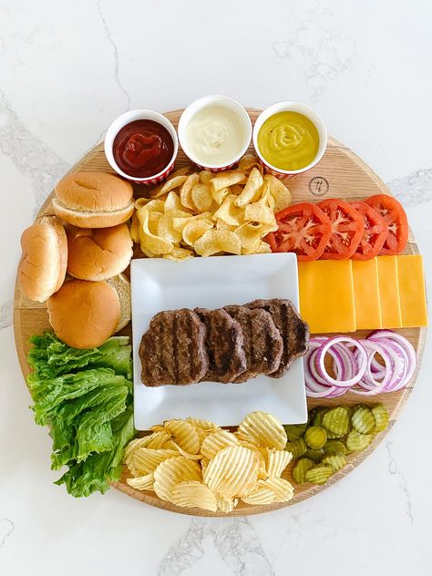 Beef Charcuterie Board, Burger Bar Toppings, Burger Platter, Summer Bbq Dinner, Dinner Boards, Burger Board, Bread Christmas, Fancy Grilled Cheese, Burger Party