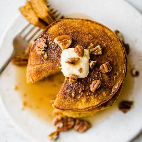 Deliciously fluffy healthy pumpkin oatmeal pancakes made with pumpkin puree, oats, pumpkin pie spices and naturally sweetened with a touch of pure maple syrup. The perfect pumpkin pancake recipe that you can make right in your blender! #healthypancakes #pumpkin #pumpkinpancakes #glutenfree Healthy Pumpkin Oatmeal, Gluten Free Oatmeal Pancakes, Pumpkin Oatmeal Pancakes, Egg Bakes, Pumpkin Pancake, Oatmeal Pancakes Recipe, Pumpkin Pancake Recipe, Fresh Pumpkin, Ambitious Kitchen