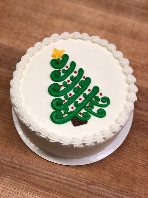 Christmas Cake Designs Easy, Pointsetta Cake, Christmas Cake Ideas For Kids, Cake Christmas Decoration, Minimalist Christmas Cake, Christmas Cake Ideas Easy Simple, Cake Scraps Ideas, Christmas Cake Ideas Decoration Simple, Easy Winter Cake Decorating