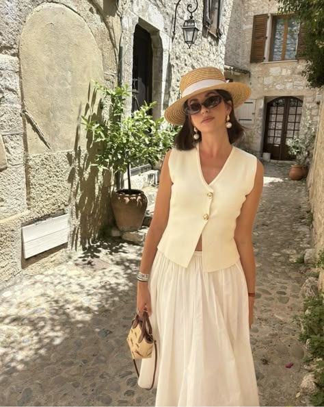 French Riviera Fashion Summer, Feminine Aesthetic Outfits, Riviera Fashion, Outfits Sport, Riviera Style, Parisian Outfits, Elegant Lifestyle, Chic Outfits Classy, Outfit Inspo Spring