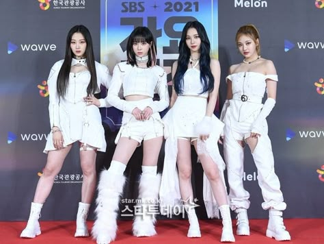 Aespa Outfits, Super Power Girl, Kpop Stage Outfits, Kpop Stage, Daejeon, Giselle Winter, Karina Giselle, Aespa Karina, Fashion Project