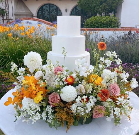 Flower Cake Stand, Flowers Around Cake Stand, Cake Surrounded By Flowers, Wedding Cake Surrounded By Flowers, Cake Floral Arrangement, Floral Wedding Design, Flowers Around Wedding Cake, Flowers Around Cake, Wedding Cake 2024 Trends