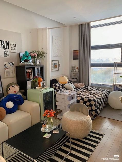 Apartment Viewing Outfit, Street Style Home Decor, Weird Shaped Bedroom, 1 Room Apartment Ideas, Cute Studio Apartment Ideas, Cozy Studio Apartment Ideas, Studio Apartment Aesthetic, Couch In Bedroom, Studio Organization Ideas