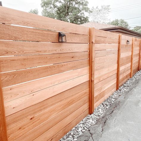 Tall Wooden Fence Backyards, Sideways Fence Ideas, Horizontal Wooden Fence Ideas, Horizontal Plank Fence, 7ft Fence Ideas, Unique Backyard Fence Ideas, Horizontal Fence Wood, Horizontal Fence With Lattice Top, Backyard Horizontal Fence Ideas