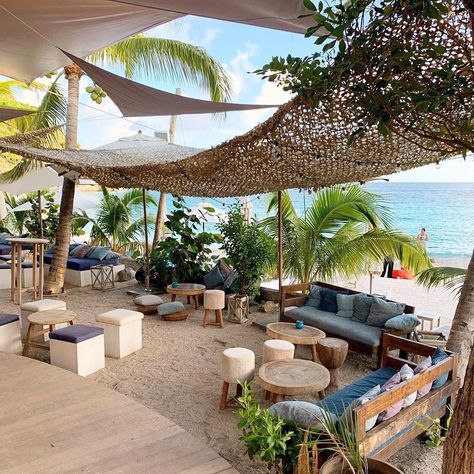 Seaside Cafe Design, Greek Beach Club, Beach Themed Restaurant, Beach Restaurant Exterior, Sublime Concert, Beach Restaurant Design, Picnic Restaurant, Mozambique Beaches, Restaurant Beach