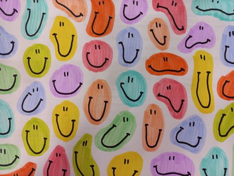 Smiley Face Drawing Aesthetic, Smily Face Painting Ideas, Watercolor Smiley Face, Smiley Art Paintings, Pottery Painting Smiley Face, Smiley Face Craft, Smiley Face Aesthetic Trippy, Smiley Painting, Melty Smiley Face