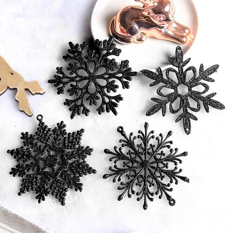 Black Christmas Tree Decorations, Goth Christmas, Scary Christmas, Halloween Christmas Decorations, Creepy Christmas, Halloween Tree, Halloween And Christmas, Black Christmas Trees, Christmas Hanging Decorations