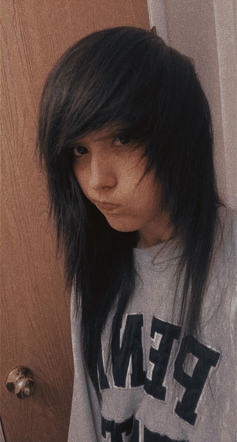 Shoulder Length Scene Hair, Emo Hair Reference, Scene Haircuts Medium, Emo Hair Dye Ideas, Emo Side Bangs, Scene Fringe, Emo Hairstyles For Women, Scene Hair Short, 2000s Emo Hair