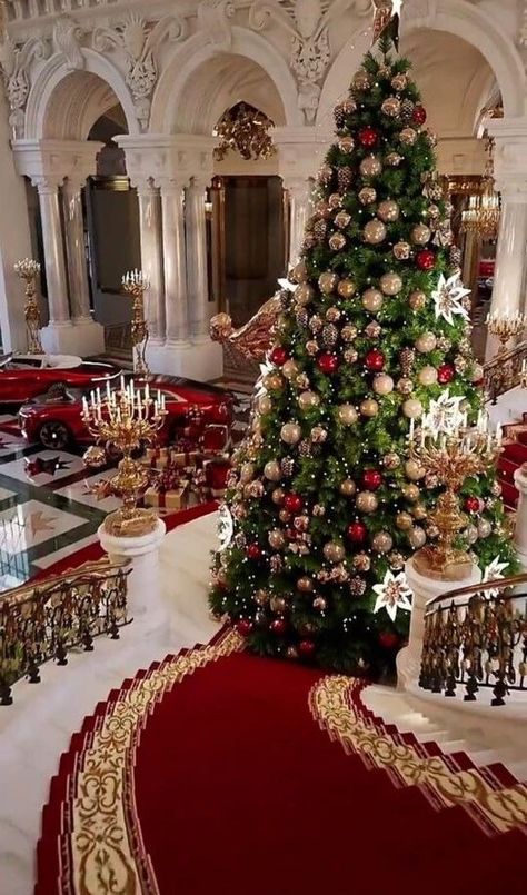 Christmas Mansion Aesthetic, Christmas Mansion Interior, Expensive Christmas Decor, Christmas Mansion Exterior, Mansion Christmas Decor, Christmas Ballroom, Decoration Ideas For Engagement, Entryway Wall Decor Ideas, Christmas Mansion