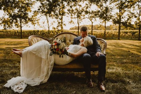 Antique Couch Wedding Photos, Wedding Pictures On Couch, Vintage Couches Wedding, Victorian Couch Photoshoot, Couch Family Photoshoot Outdoor, Wedding Photos On Couch, Couch Poses Photography Family Pics, Antique Couch Wedding, Victorian Wedding Photos