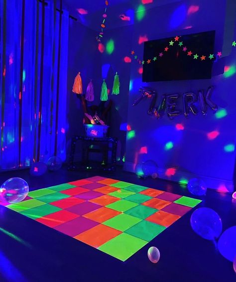 Outdoor Neon Party Ideas, Uv Halloween Decorations, Diy Dancefloor, Dance Floor Diy, Neon Halloween Party, Bas Mitzvah, Project Graduation, Uv Party, 80s Halloween