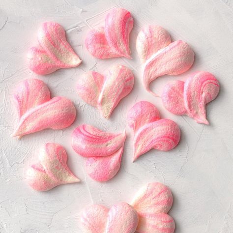 Marbled Meringue Hearts Meringue Decoration, Meringue Drops, Merengue Cookies, Meringue Pops, Keto Valentines, Valentines Recipes Desserts, Strawberry Mousse, Low Carb Cheesecake, Liquid Stevia