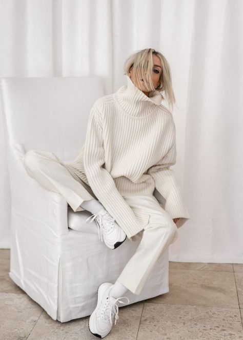 All White Cozy Style #allwhiteoutfit #style Figtny Winter, Mode Monochrome, Minimalism Fashion, Pretty Lavish, Rib Sweater, Chic Winter Outfits, White Clothing, All White Outfit, Winter Pants