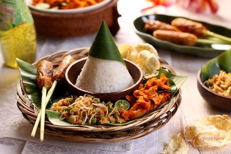 Bali Highland + {recipe} Balinese Mix Rice Vietnam Food, Thailand Food, Indonesian Cuisine, Malaysian Food, Food And Travel, Food Display, Indonesian Food, Asian Cooking, Asian Dishes