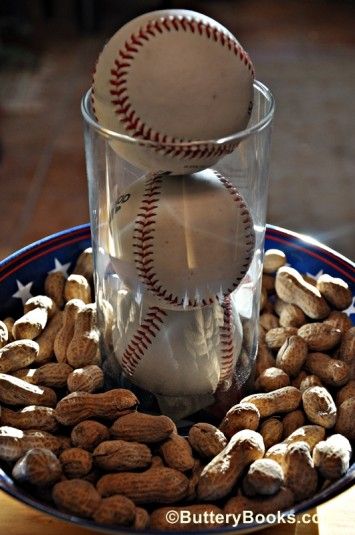 Simple baseball wedding centerpiece.  Might accent it with some candles Planning Sport, Baseball Centerpiece, Baseball Table, Best Lemon Bars, Baseball Wedding, Camp Theme, Baseball Theme Party, Baseball Birthday Party, Baseball Party