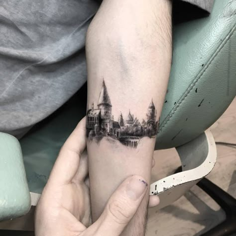 harry potter, hogwarts Harry Potter Tattoo Sleeve, Tattoo Harry Potter, Hogwarts Tattoo, Harry Tattoos, Hp Tattoo, Potter Tattoo, Omerta Tattoo, Harry Potter Tattoos, Harry Potter Tattoo