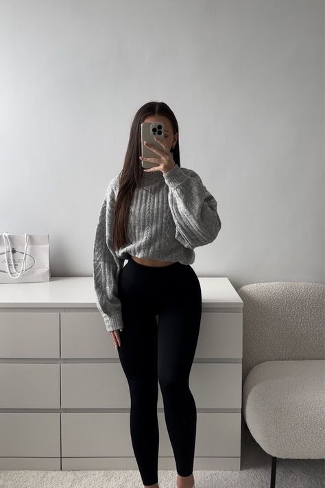 Winter Leggings Outfit, Girls Legging Outfits, Cute Outfits For Going Out, Leggings Outfit Winter, Outfit Hacks, Leggings Outfit Casual, Trendy Outfit Ideas, Black Leggings Outfit, Pose Fotografi