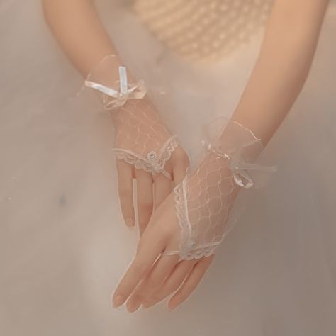 Fancy Gloves Aesthetic, Lace Gloves Aesthetic, Pretty Gloves, Gloves Bride, Princess Gloves, Gloves Elegant, Bride Gloves, Gloves Aesthetic, Gloves Lace