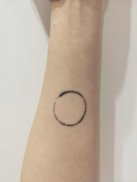 minimalistic tattoo enso. forearm,  circle, karma⚫⚪🔄 Circle Band Tattoo, Karma Circle Tattoo, Ouroboros Tattoo Minimalist, Enso Circle Tattoo, Circle Of Life Tattoo, Karma Tattoo Design, Enso Tattoo, Tattoo Karma, Circle Tattoo Design