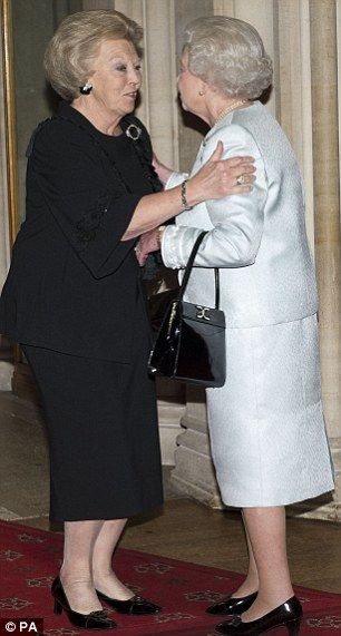 Another photo of Her Majesty greeting the Queen of the Netherlands to the Diamond Jubilee Lunch. Windsor England, Grand Prince, Rainha Elizabeth Ii, Hm The Queen, Reine Elizabeth, Dutch Royalty, Elisabeth Ii, Royal Queen, Queen Of England