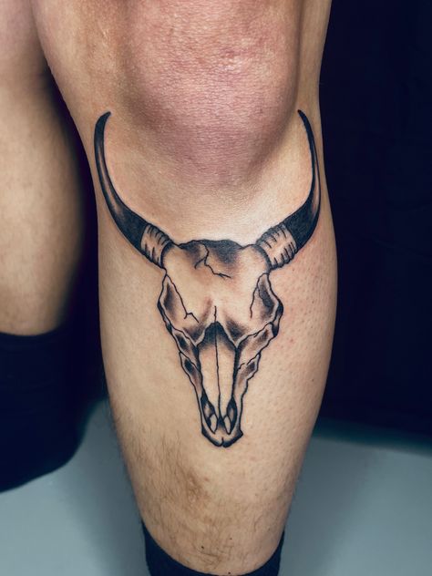 Bull Skull Tattoo Under Knee, Cow Skull Knee Tattoo, American Traditional Bull Skull Tattoo, Bull Skull Leg Tattoo, Bull Skull Knee Tattoo, Skull Tattoos Men, Buffalo Skull Tattoo, Texas Longhorn Tattoo, Skull Knee Tattoo