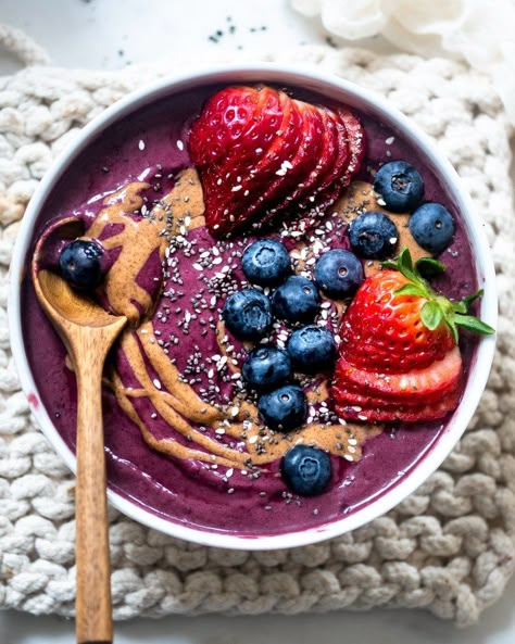 Mixed Berry Smoothie Bowl Recipe, Acai Bowl Photography, Açaí Bowl Aesthetic, Smoothie Bowls Aesthetic, Aesthetic Acai Bowl, Acai Bowl Aesthetic, Mixed Berry Smoothie Bowl, Smoothie Bowl Ideas, Acai Bowl Recipe Easy