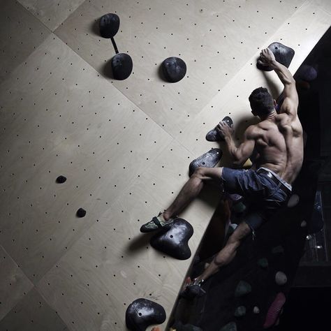 May we have your attention please #BKBQB and all-facility access members... were now hosting preview #climbing sessions for our members  one guest! Check your inboxes for the promo code so you can sign up and bring a friend for free. If you can't find it DM us. #yesssss #soclose #openingsoon #bkbqb #bouldering #muscles photo by @ewanburns of @coejorrado by brooklynboulders Rock Climbing Aesthetic Guy, Man Climbing Mountain, Climbing Man Wall Art, Rock Climbing Gym Design, Indoor Bouldering, Rock Climbing Training, Workout Program Gym, Health Fitness Inspiration, Male Pose Reference