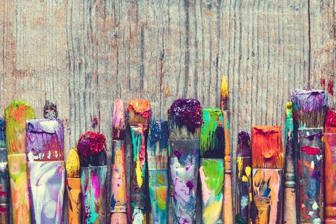 Row of artist paint brushes closeup on old wooden background | Image Credit: Unknown Different Types Of Painting, Acrylic Art Projects, Painting Birthday, Watercolor Paintings Easy, Easy Watercolor, Beginner Painting, Types Of Painting, Wooden Background, Artist Paint