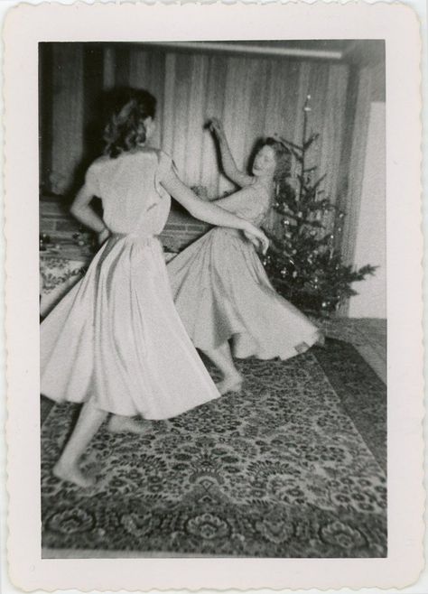 chrsitmas tree woman 1950s 1960s dancing Vintage Christmas Photos, Fake Christmas Trees, Christmas Instagram, Nyc Christmas, Real Christmas Tree, Mid Century Christmas, Christmas Photoshoot, City Wallpaper, Christmas Past