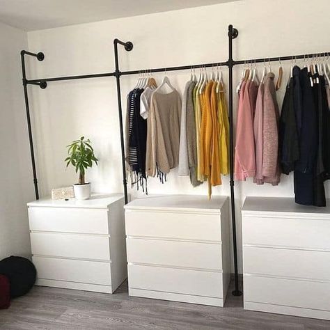 Spare Room Closet, Organiser Son Dressing, Wall Mudroom, Window Mudroom, Organized Closet, Closet Organization Ideas, Open Wardrobe, No Closet Solutions, Closet Renovation