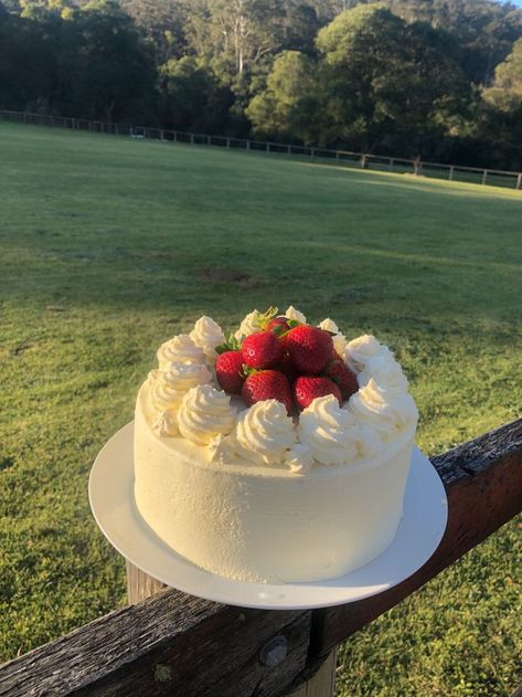 Cake With Strawberries On Top, Strawberry Whipped Cream Cake, Strawberries And Cream Cake, Strawberry Vanilla Cake, Whipped Cream Cakes, Strawberry Birthday Cake, Strawberry Whipped Cream, Cake Strawberry, Amazing Food Decoration