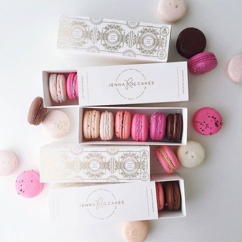 Macaroon Packaging, Macaroon Box, Macaron Packaging, Laduree Paris, Macaron Boxes, Food Box Packaging, Diy Christmas Presents, Dessert Packaging, Macaroon Recipes