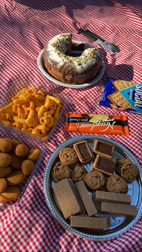 picnic cookies food cake aesthetic Picnic Date Food, Picnic Snacks, Picnic Inspiration, Sleepover Food, Picnic Date, Picnic Time, Picnic Food, With My Friends, Date Ideas